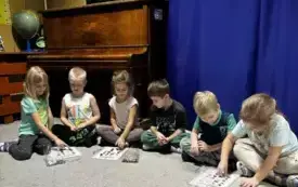 DZIECI GRAJA W MAGICZNE BINGO.