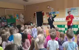 Dzieci razem z prowadzącymi tańczą