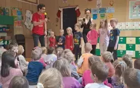 Dzieci naśladują dźwięk wydawany przez koty