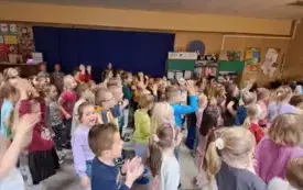 Dzieci klaszczą