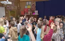 Wszystkie grupy przedszkolne tańczą