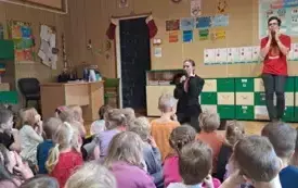 Prowadzący pokazują gimnastykę buzi