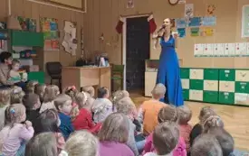 Pani śpiewa piosenkę