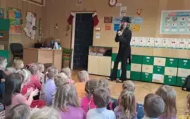 Pani śpiewa dla dzieci