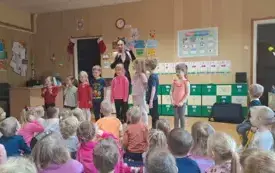 Dzieci uczestniczą w zabawie z prowadzącą