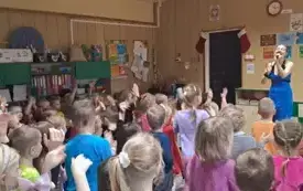 Dzieci tańczą