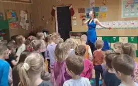 Dzieci tańczą podczas śpiewu gościa