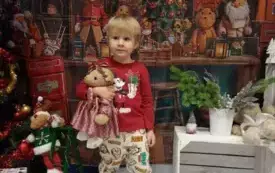Chłopiec pozuje do świątecznego zdjęcia 