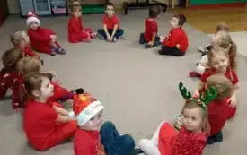 Dzieci z grupy Biedronek podczas zabawy 