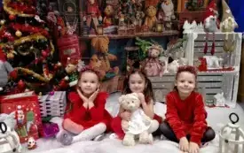 Dziewczynki z grupy Wiewi&oacute;rek pozują do zdjęcia 