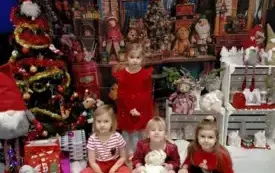 Dzieci z grupy Wiewi&oacute;rek pozują do zdjęcia