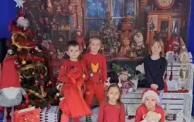 Dzieci z grupy Zajączk&oacute;w pozują do zdjęcia 