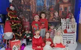 Dzieci z grupy Zajączk&oacute;w pozują do zdjęcia 