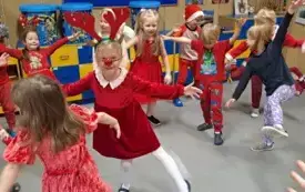 Grupa Zajączk&oacute;w dobrze się bawi podczas zabawy ruchowej 