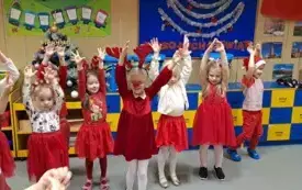 Grupa zajączk&oacute;w podczas zabawy tanecznej
