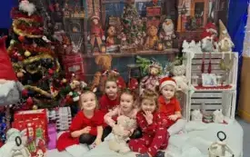 Dziewczynki z grupy Motylk&oacute;w pozują do zdjęcia