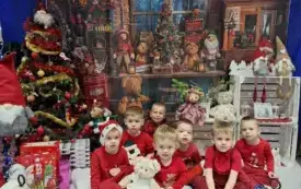 Chłopcy z grupy Motylk&oacute;w pozują do zdjęcia