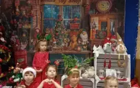 Dzieci z grupy Biedronek pozują do wsp&oacute;lnego zdjęcia 