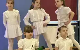 WYSTĘP DZIEWCZYNEK PODCZAS KONKURSU.