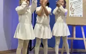 DZIEWCZYNKI Z GRUPY SŁONECZKA PODCZAS WOKALNEGO KONKURSU - NA ŚWIĄTECZNĄ NUTĘ.
