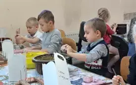Dzieci ozdabiają bombki