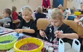 Dzieci ozdabiają bombki