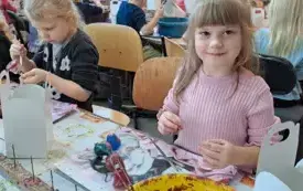 Dzieci ozdabiają bombki