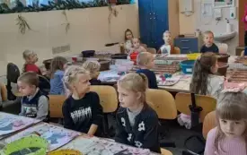Dzieci ozdabiają bombki