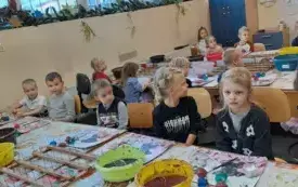 Dzieci ozdabiają bombki
