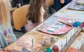 Dzieci ozdabiają bombki