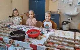 Dzieci ozdabiają bombki