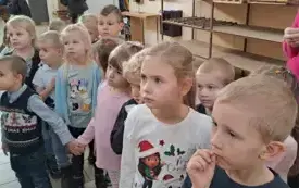 Dzieci słuchają jak powstają bombki