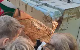 Dzieci oglądają jak powstają bombki