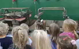 Dzieci słuchają jak powstają bombki