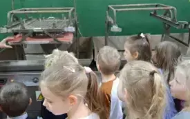 Dzieci słuchają jak powstają bombki