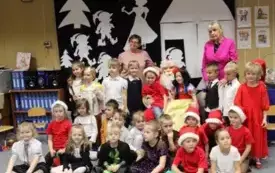 Grupa krasnali pozuje do zdjęcia ze Świętym Mikołajem