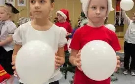 Dzieci z grupy krasnali podczas przedstawienia