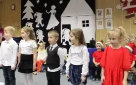 Dzieci z grupy krasnali podczas przedstawienia