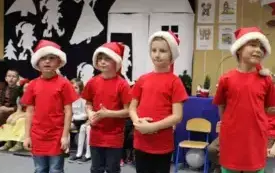 Dzieci z grupy krasnali podczas przedstawienia