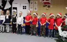 Dzieci z grupy krasnali podczas przedstawienia