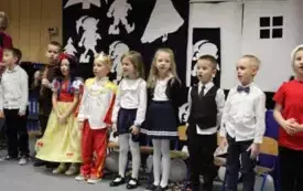 Dzieci z grupy krasnali podczas przedstawienia