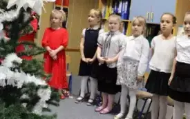 Dziewczynki z grupy krasnali podczas przedstawienia