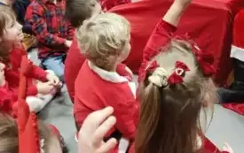 Dzieci czekają na prezenty od Świętego Mikołaja