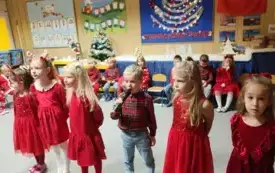 Dzieci z grupy zajączk&oacute;w recytują wiersze
