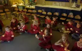 Dzieci z grupy zajączk&oacute;w śpiewają piosenkę