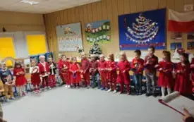Dzieci z grupy zajączk&oacute;w śpiewają i grają na instrumentach