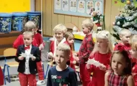 Dzieci z grupy Zajączk&oacute;w śpiewają piosenkę