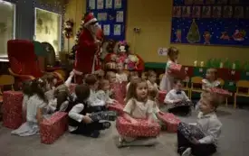 Dzieci z grupy Biedronek odwiedził Święty Mikołaj
