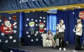 UTALENTOWANE UCZENNICE GRAJĄ NA FLECIE POPRZECZNYM.