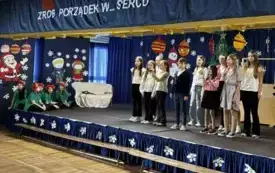 UCZNIOWIE SP12 ŚPIEWAJĄ KOLĘDĘ.